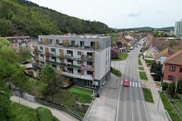Byt 3KK (s prostorným balkonem a skladem) o celkové výměře 57m2. Tyršova 1973, Kuřim