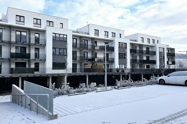 Pronájem bytu 2+1 (58m2) se sklepem (2,2m2), balkonem a vyhrazeným parkovacím stáním v uzavřeném vnitrobloku. Kuřim