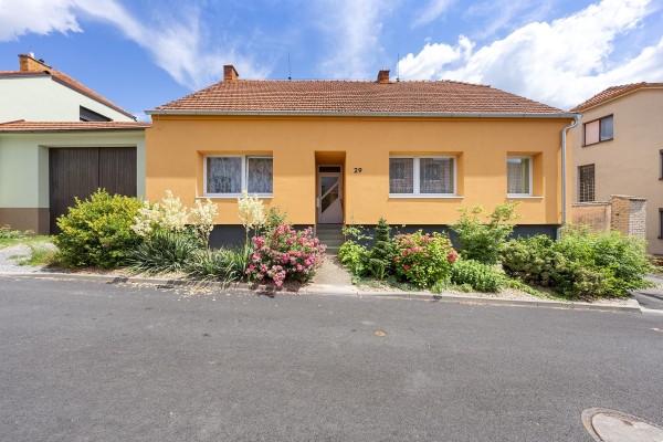Prodej podsklepeného  RD 4+1 (120m2) s uzavřeným dvorem, zahradou, stodolou a ovocným sadem, Lažánky u Veverské Bítýšky.