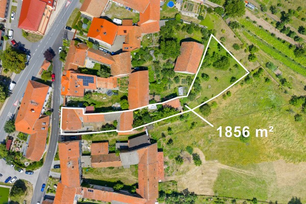 Prodej podsklepeného  RD 4+1 (120m2) s uzavřeným dvorem, zahradou, stodolou a ovocným sadem, Lažánky u Veverské Bítýšky.