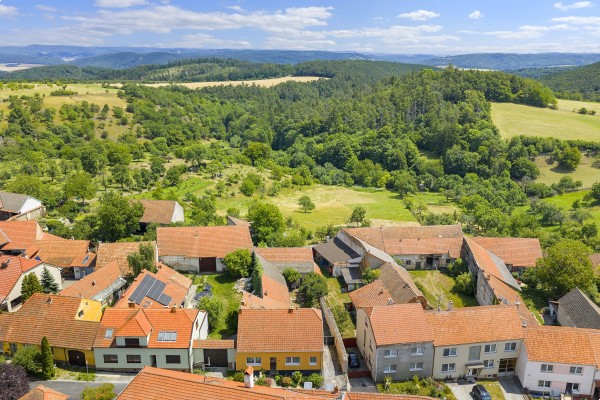 Prodej podsklepeného  RD 4+1 (120m2) s uzavřeným dvorem, zahradou, stodolou a ovocným sadem, Lažánky u Veverské Bítýšky.