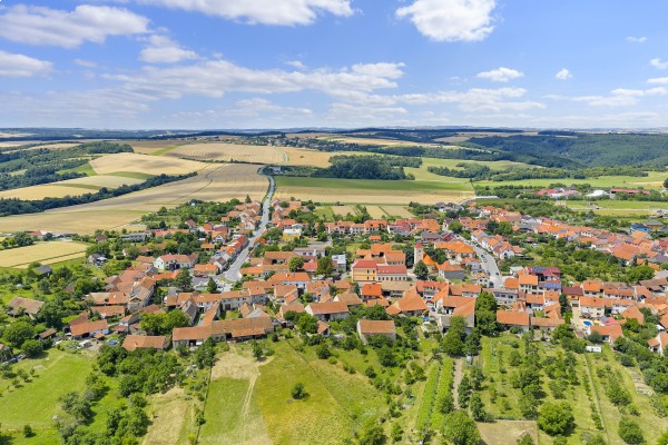 Prodej podsklepeného  RD 4+1 (120m2) s uzavřeným dvorem, zahradou, stodolou a ovocným sadem, Lažánky u Veverské Bítýšky.