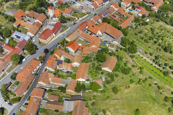 Prodej podsklepeného  RD 4+1 (120m2) s uzavřeným dvorem, zahradou, stodolou a ovocným sadem, Lažánky u Veverské Bítýšky.