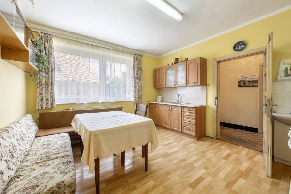 Prodej podsklepeného  RD 4+1 (120m2) s uzavřeným dvorem, zahradou, stodolou a ovocným sadem, Lažánky u Veverské Bítýšky.