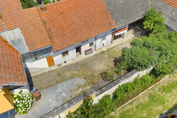 Prodej podsklepeného  RD 4+1 (120m2) s uzavřeným dvorem, zahradou, stodolou a ovocným sadem, Lažánky u Veverské Bítýšky.