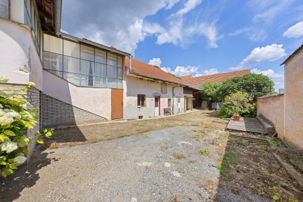 Prodej podsklepeného  RD 4+1 (120m2) s uzavřeným dvorem, zahradou, stodolou a ovocným sadem, Lažánky u Veverské Bítýšky.