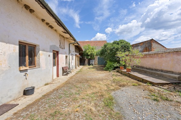 Prodej podsklepeného  RD 4+1 (120m2) s uzavřeným dvorem, zahradou, stodolou a ovocným sadem, Lažánky u Veverské Bítýšky.