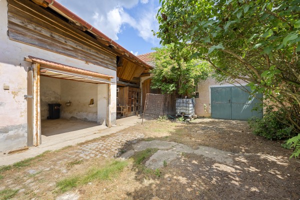 Prodej podsklepeného  RD 4+1 (120m2) s uzavřeným dvorem, zahradou, stodolou a ovocným sadem, Lažánky u Veverské Bítýšky.