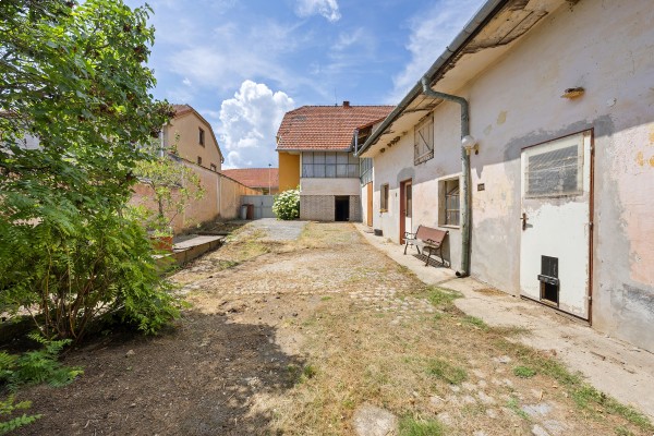 Prodej podsklepeného  RD 4+1 (120m2) s uzavřeným dvorem, zahradou, stodolou a ovocným sadem, Lažánky u Veverské Bítýšky.