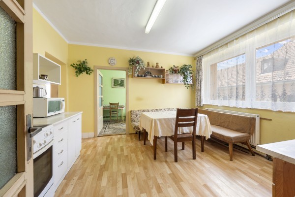 Prodej podsklepeného  RD 4+1 (120m2) s uzavřeným dvorem, zahradou, stodolou a ovocným sadem, Lažánky u Veverské Bítýšky.
