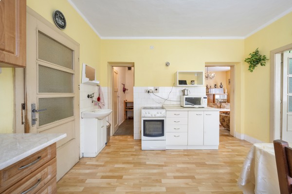 Prodej podsklepeného  RD 4+1 (120m2) s uzavřeným dvorem, zahradou, stodolou a ovocným sadem, Lažánky u Veverské Bítýšky.