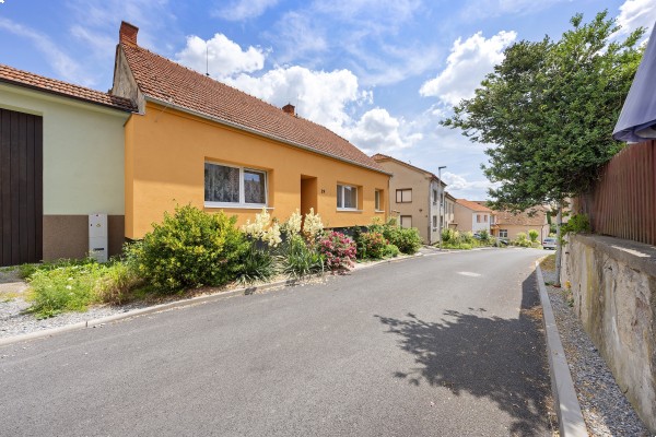 Prodej podsklepeného  RD 4+1 (120m2) s uzavřeným dvorem, zahradou, stodolou a ovocným sadem, Lažánky u Veverské Bítýšky.