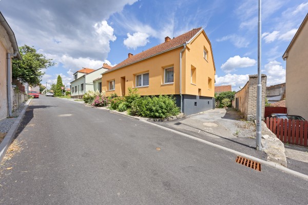 Prodej podsklepeného  RD 4+1 (120m2) s uzavřeným dvorem, zahradou, stodolou a ovocným sadem, Lažánky u Veverské Bítýšky.