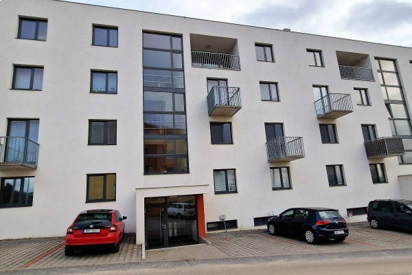 Prodej novostavby bytu 2KK (40m2) s balkonem, sklepem a vlastním parkovacím místem přímo u domu.