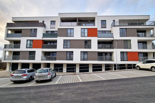 Prodej novostavby bytu 2KK (40m2) s balkonem, sklepem a vlastním parkovacím místem přímo u domu.