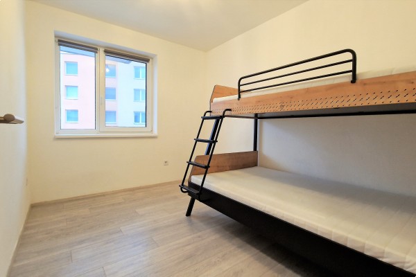 Prodej novostavby bytu 2KK (40m2) s balkonem, sklepem a vlastním parkovacím místem přímo u domu.