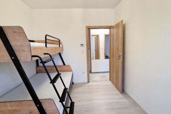 Prodej novostavby bytu 2KK (40m2) s balkonem, sklepem a vlastním parkovacím místem přímo u domu.
