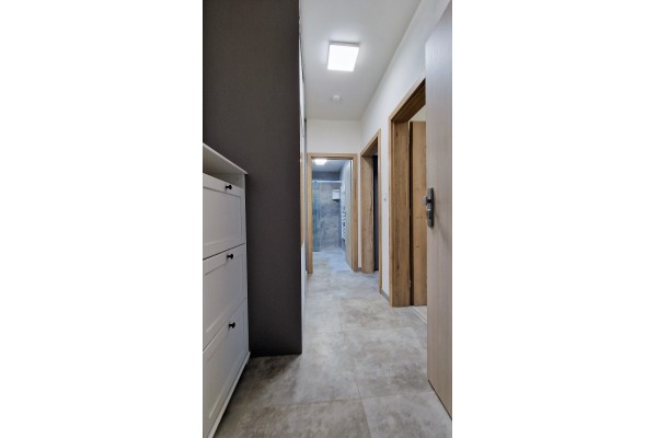 Prodej novostavby bytu 2KK (40m2) s balkonem, sklepem a vlastním parkovacím místem přímo u domu.