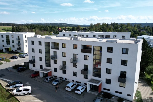 Prodej novostavby bytu 2KK (40m2) s balkonem, sklepem a vlastním parkovacím místem přímo u domu.