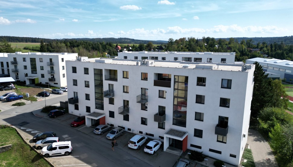 Prodej novostavby bytu 2KK (40m2) s balkonem, sklepem a vlastním parkovacím místem přímo u domu.