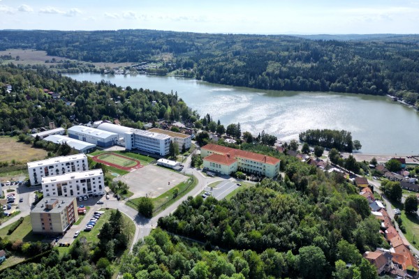 Prodej novostavby bytu 2KK (40m2) s balkonem, sklepem a vlastním parkovacím místem přímo u domu.