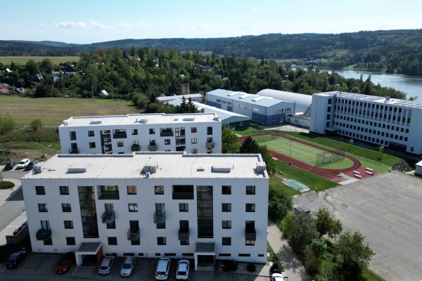 Prodej novostavby bytu 2KK (40m2) s balkonem, sklepem a vlastním parkovacím místem přímo u domu.