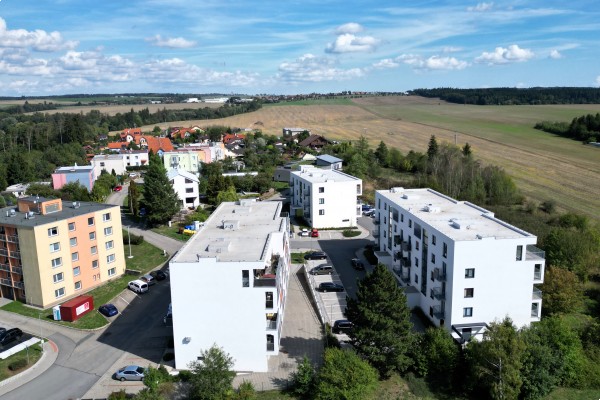 Prodej novostavby bytu 2KK (40m2) s balkonem, sklepem a vlastním parkovacím místem přímo u domu.