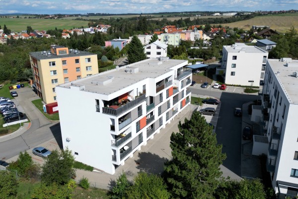 Prodej novostavby bytu 2KK (40m2) s balkonem, sklepem a vlastním parkovacím místem přímo u domu.