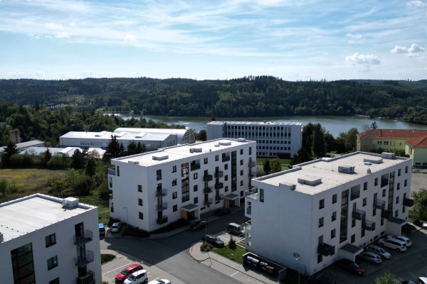 Prodej novostavby bytu 2KK (40m2) s balkonem, sklepem a vlastním parkovacím místem přímo u domu.