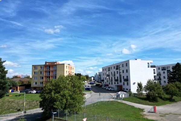 Prodej novostavby bytu 2KK (40m2) s balkonem, sklepem a vlastním parkovacím místem přímo u domu.