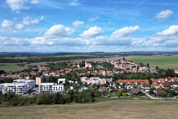 Prodej novostavby bytu 2KK (40m2) s balkonem, sklepem a vlastním parkovacím místem přímo u domu.