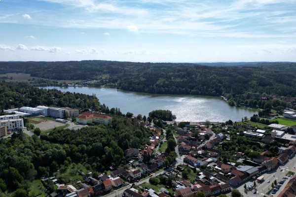 Prodej novostavby bytu 2KK (40m2) s balkonem, sklepem a vlastním parkovacím místem přímo u domu.